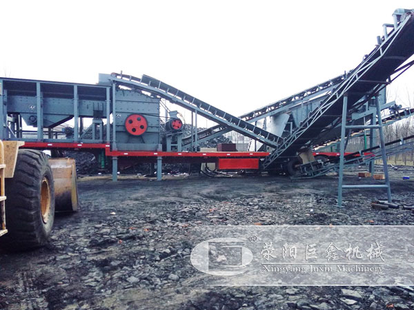 小型移動(dòng)破碎站山地現(xiàn)場