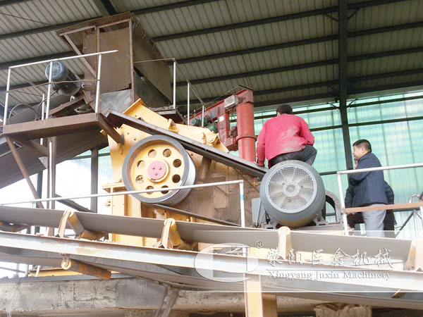 破碎設(shè)備維護(hù)現(xiàn)場